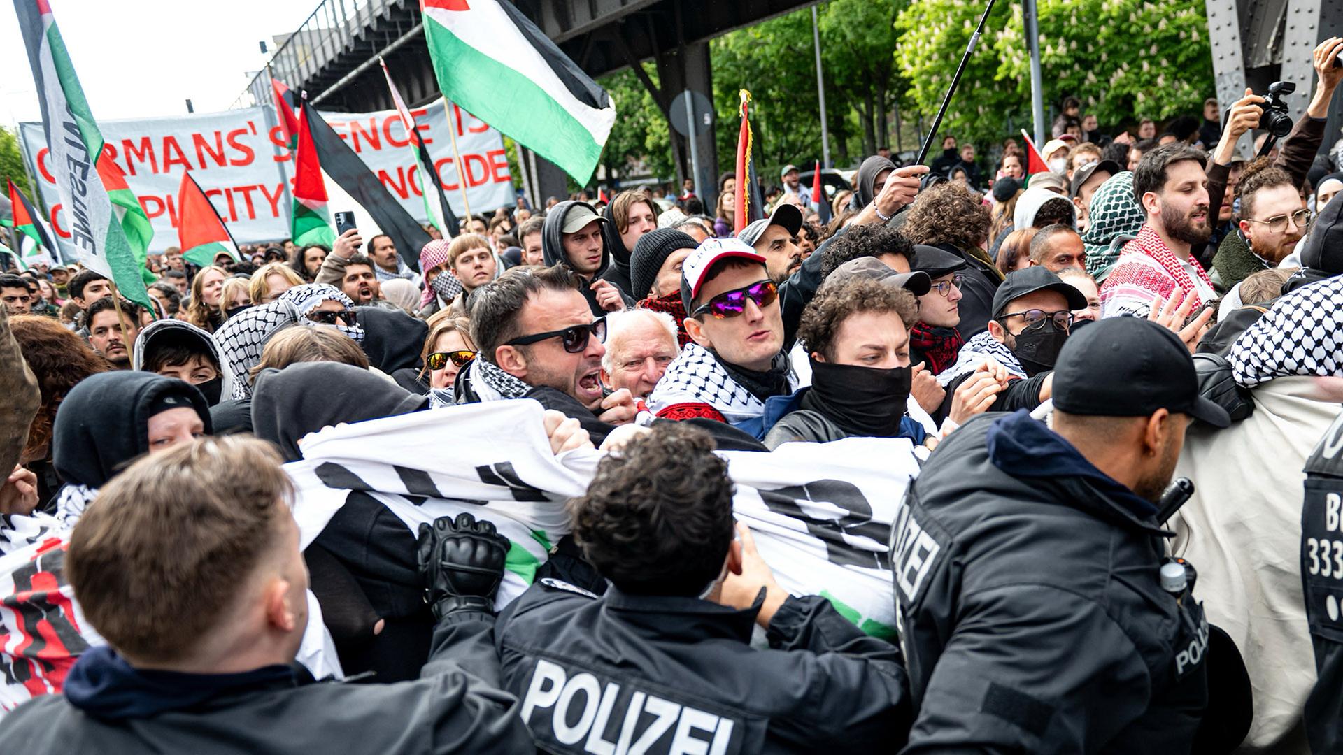 Die Polizei geht auf die Demonstrierenden bei der Demonstration in Gedenken an Al Nakba am 16.05.2026 zu (Quelle: picture alliance/dpa/F.Sommer) | picture alliance/dpa/F.Sommer