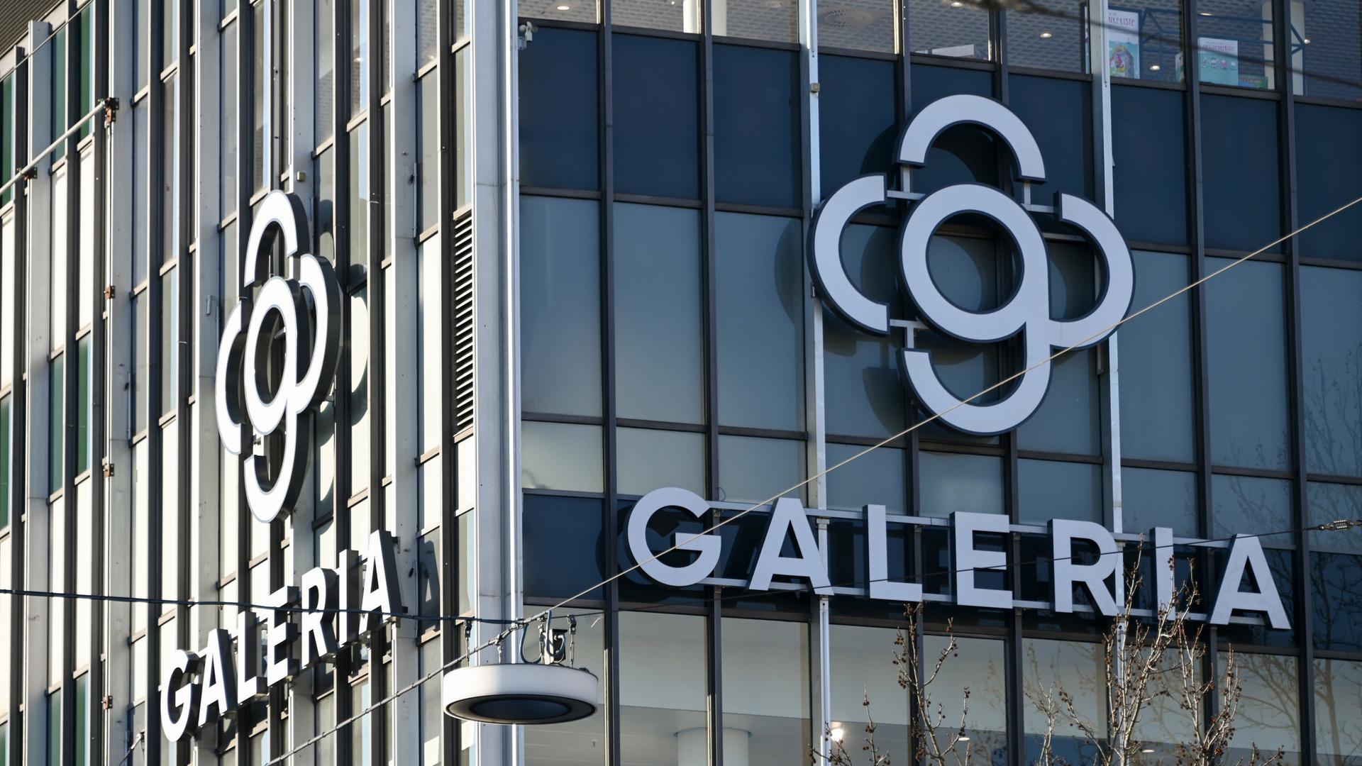  Kassel: Blick auf das Logo an der Fassade von Galeria Karstadt Kaufhof in der Kasseler Innenstadt. | dpa/ Uwe Zucchi