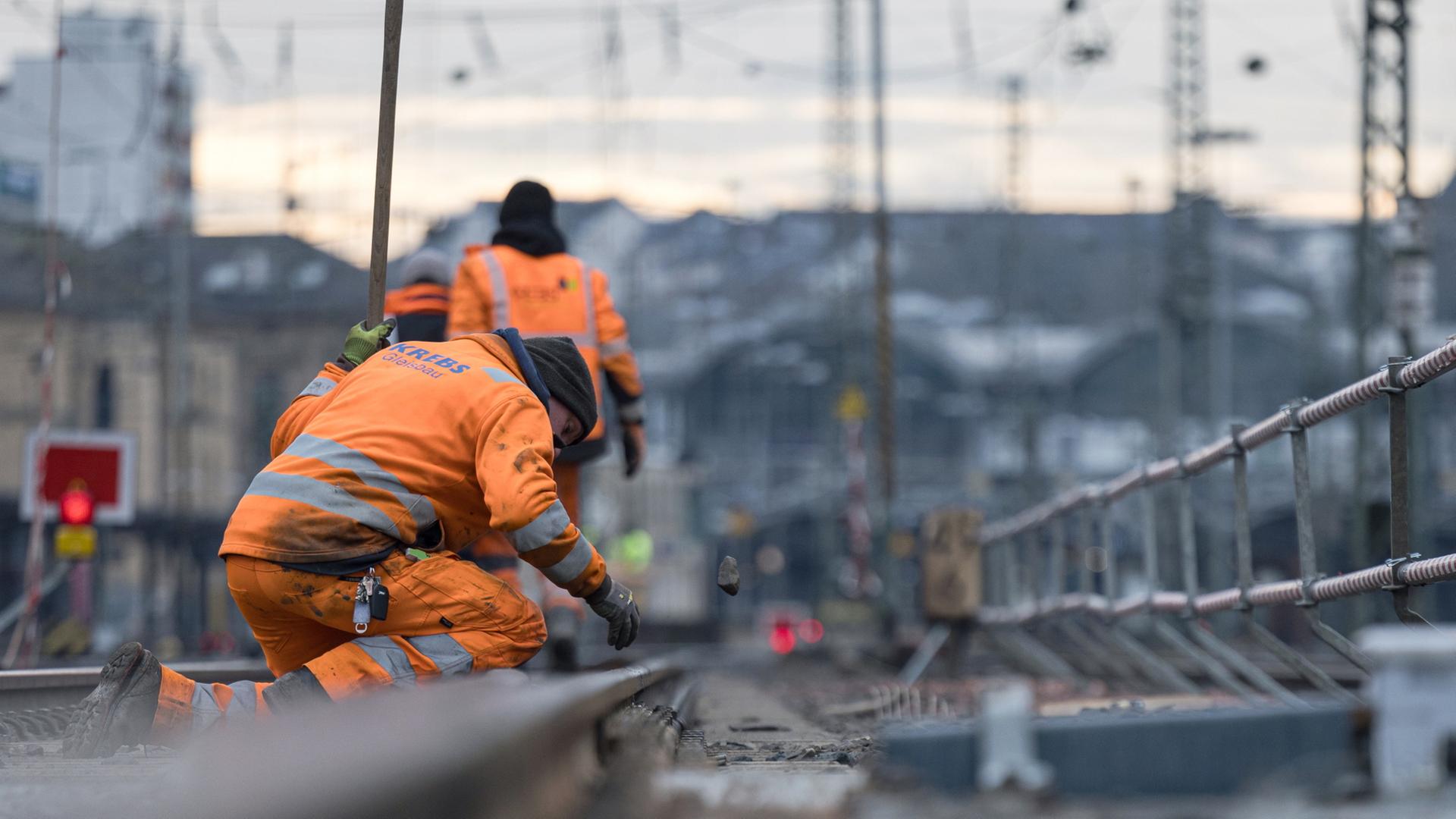 Bauarbeiter arbeiten an Gleisen am Mainzer Hauptbahnhof. | dpa
