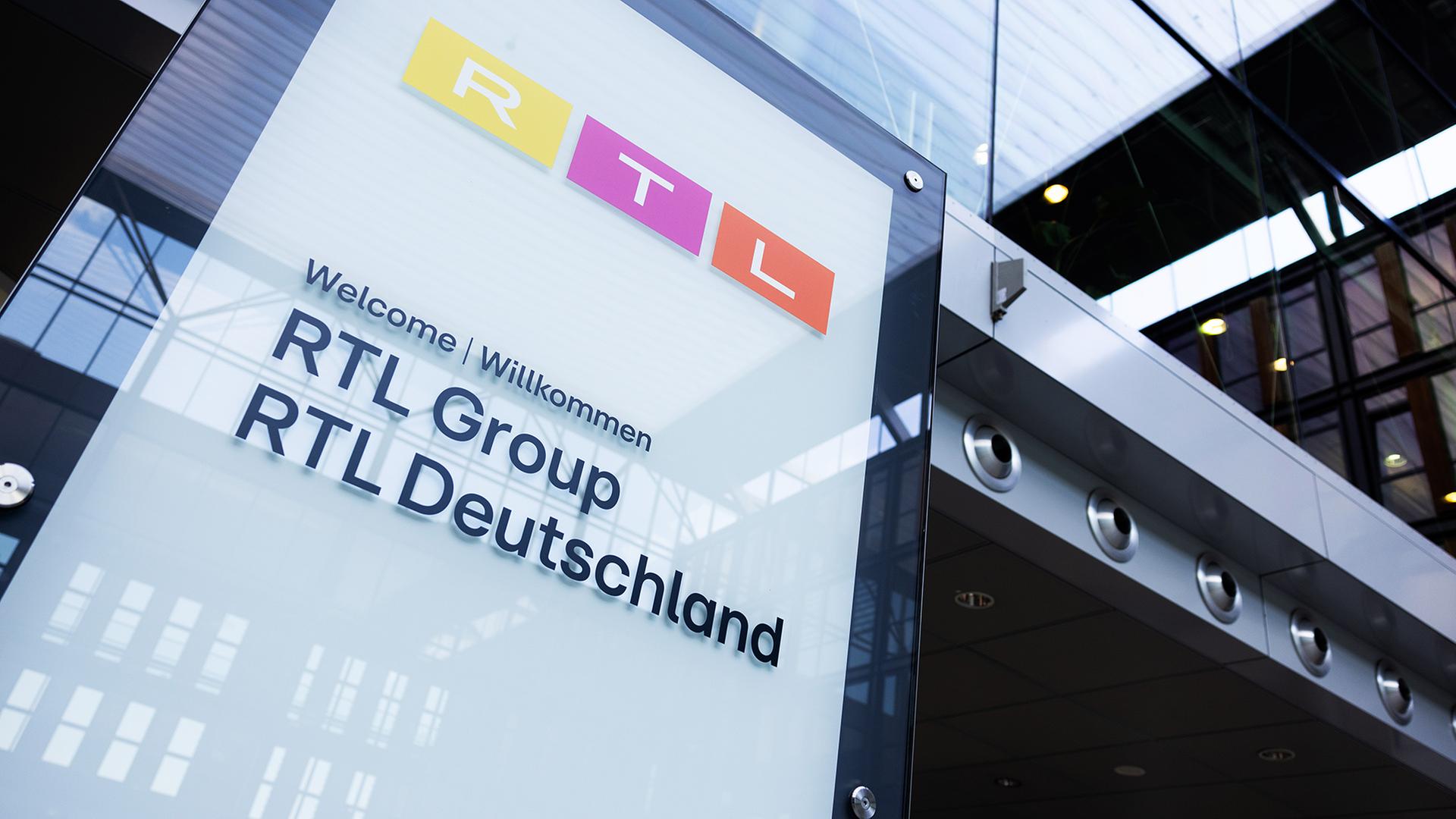 Ein Schild vor einem Gebude zeigt das RTL-Logo. | dpa