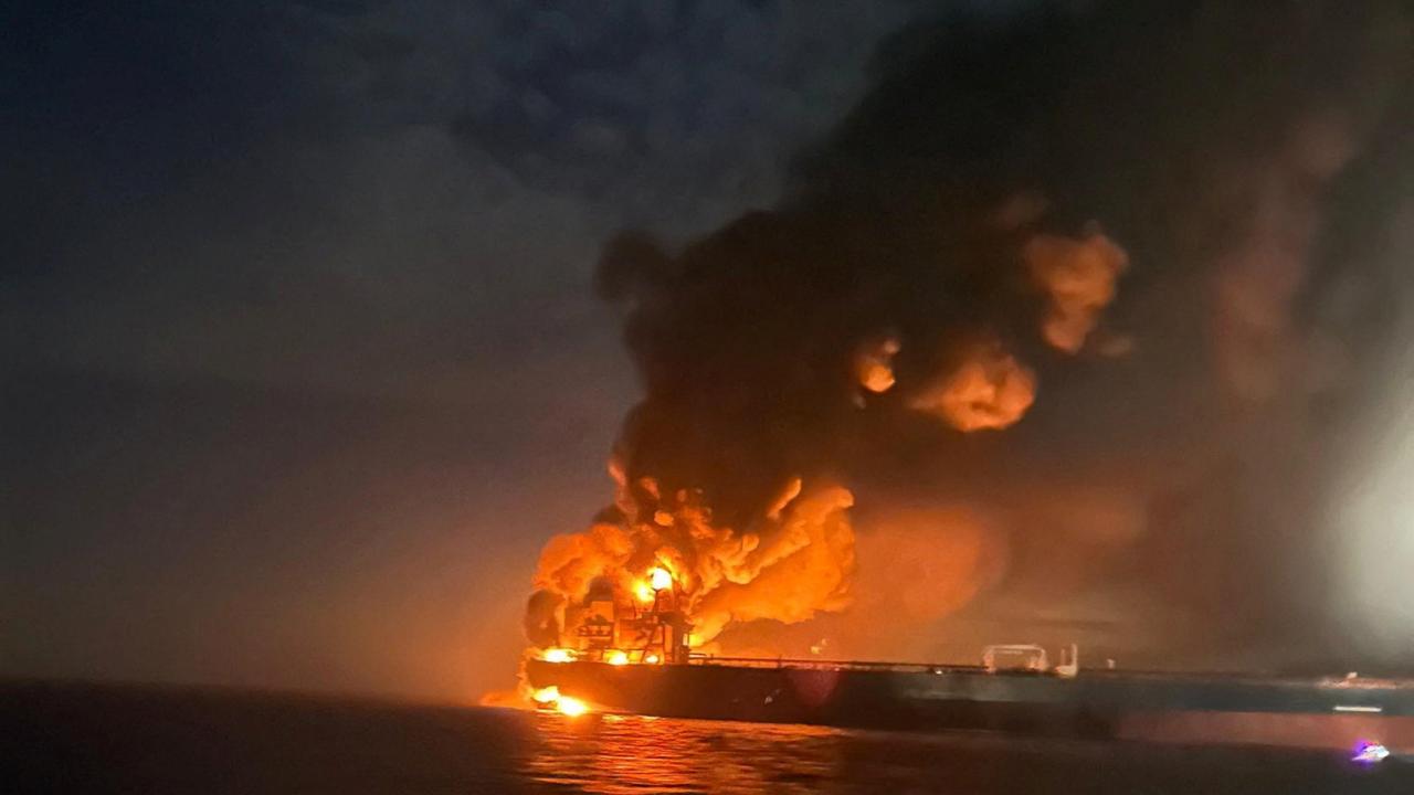 Mutmaßliche Schattenflotten-Tanker geraten vor türkischer Küste in Brand