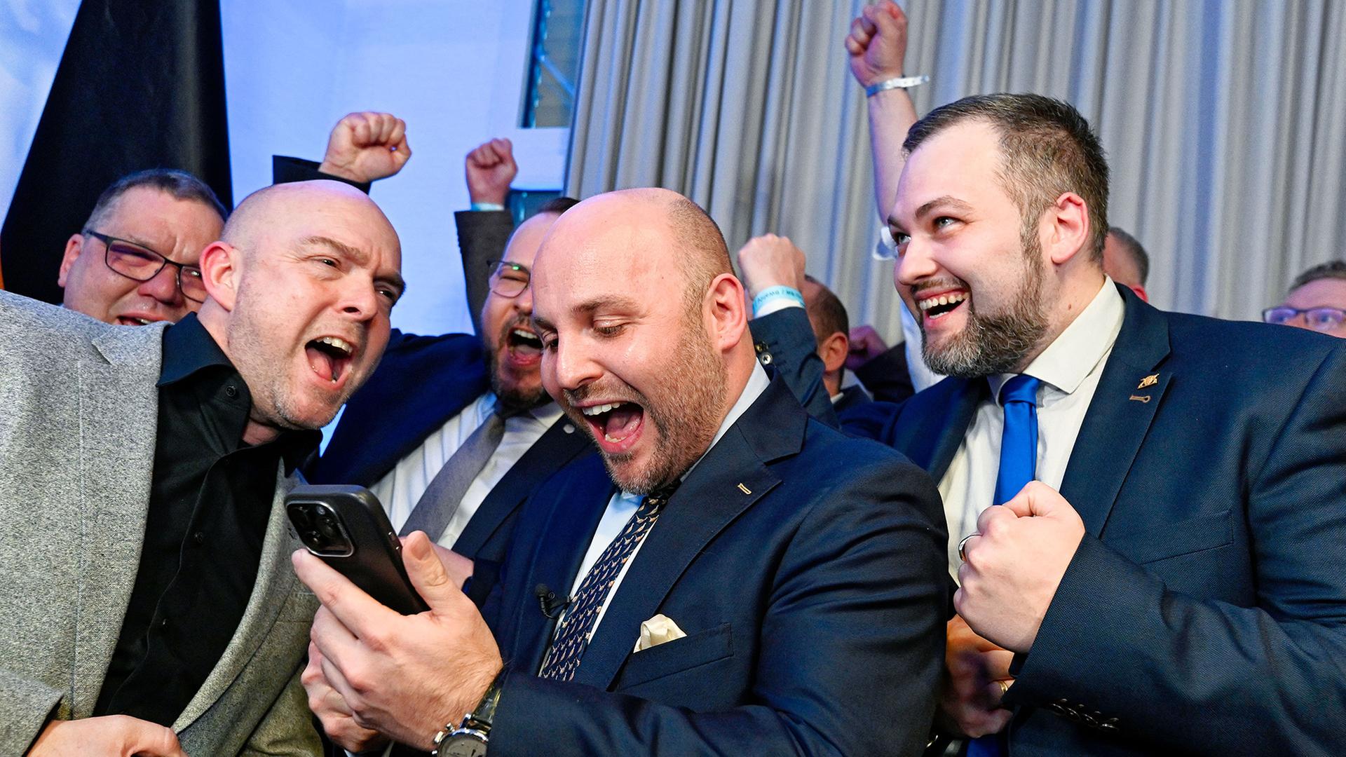  Markus Frohnmaier und AnhÃ¤nger reagieren in der LandesgeschÃ¤ftsstelle der AfD bei Bekanntgabe der ersten offiziellen Hochrechnung um 18 Uhr. | Uwe Anspach/dpa