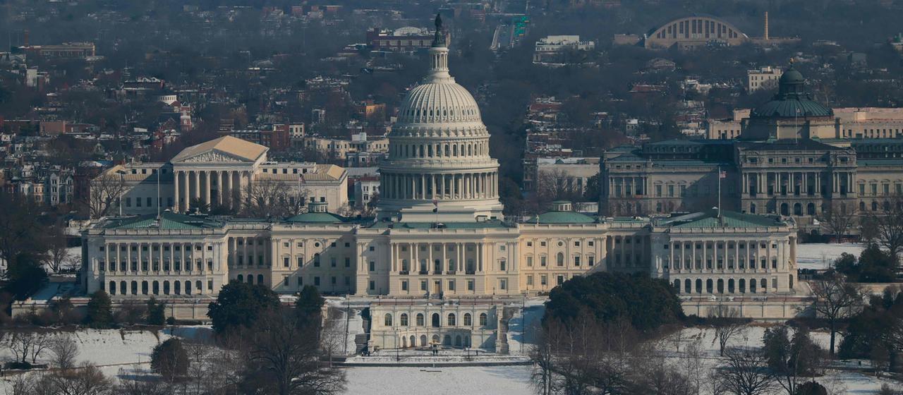 Blick auf das US-Kapitol im verschneiten Washington D.C.