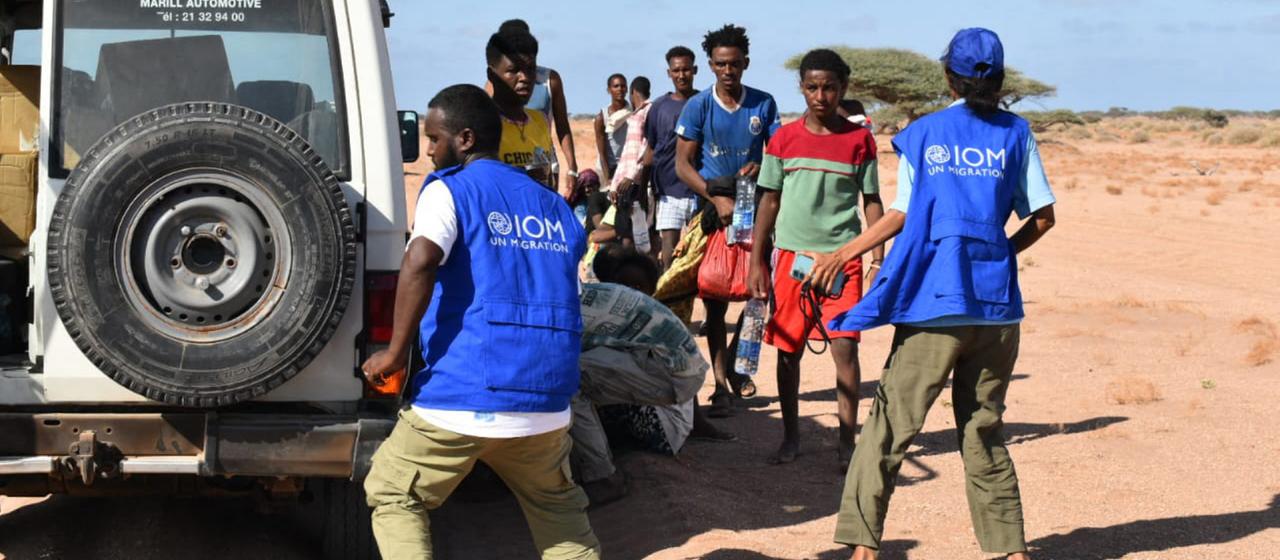 Mitarbeiter der Internationalen Organisation für Migration (IOM) betreuen Überlebende nach dem Untergang eines Bootes in Dschibuti.