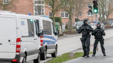 Polizisten bei Razzia gegen den "Aryan Circle"