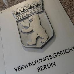 Ein Hinweisschild weist auf das Verwaltungsgericht Berlin hin