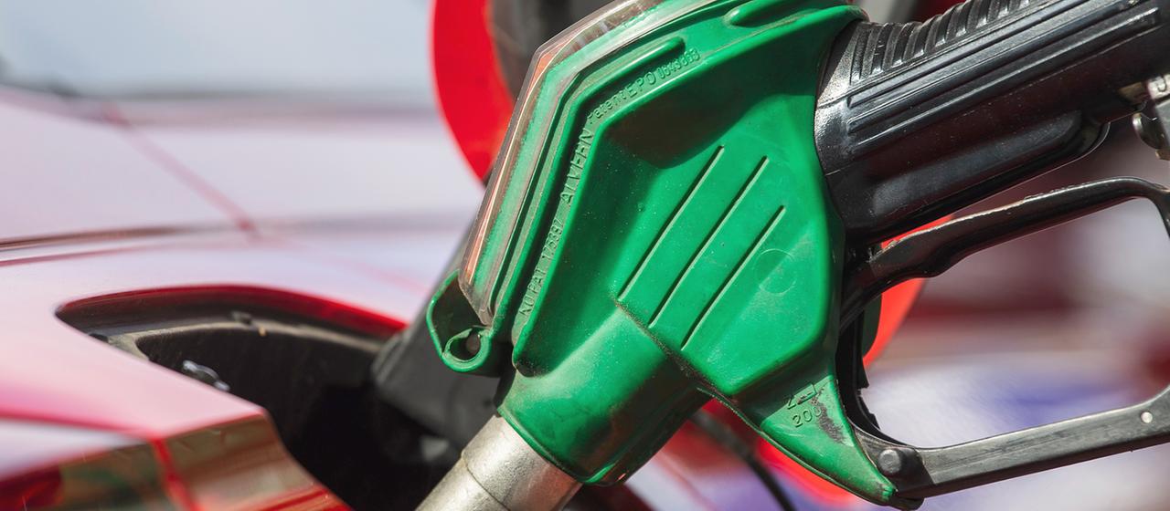 Ein Auto wird an einer Tankstelle betankt