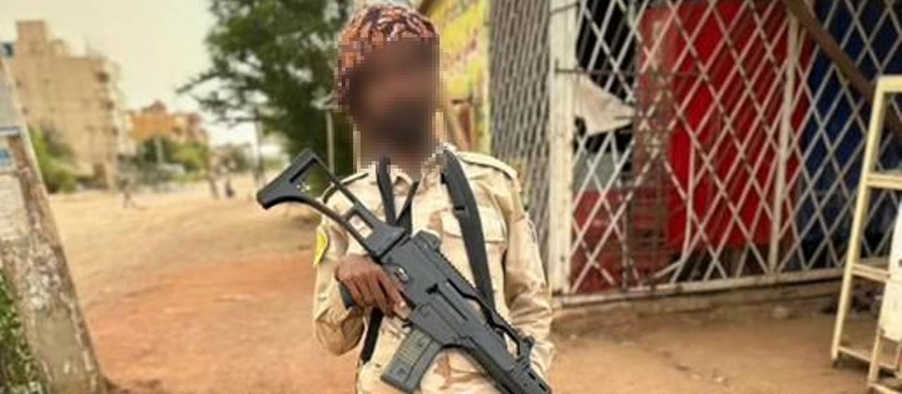 Ein sudanesischer Milizionär mit einer Waffe.