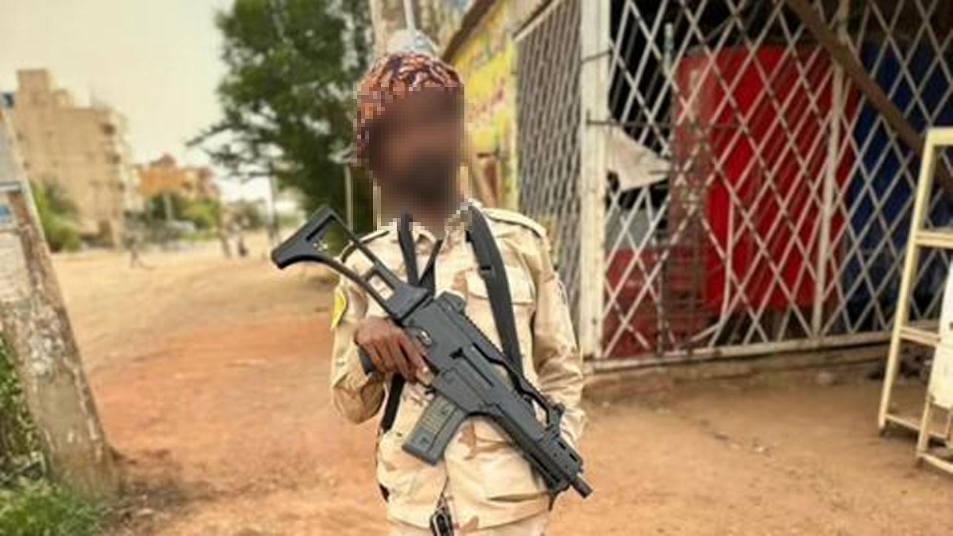 Ein sudanesischer Milizionär mit einer Waffe. | X