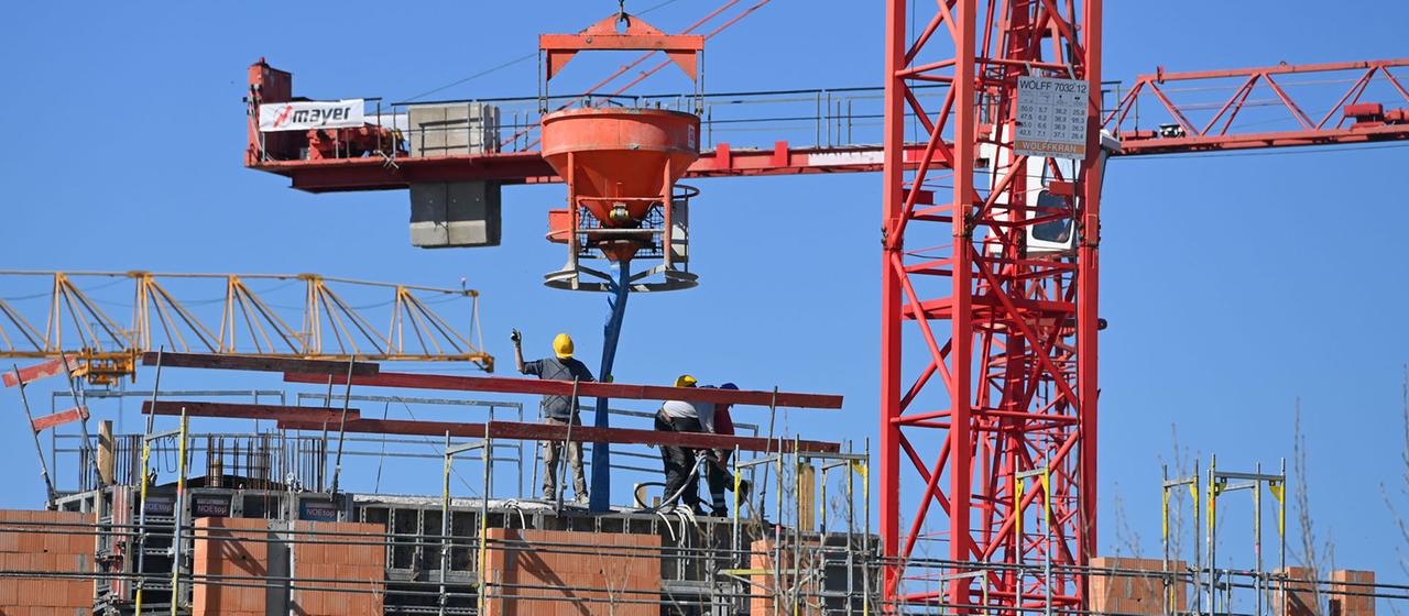 Bauarbeiter auf einer Grossbaustelle in München. 