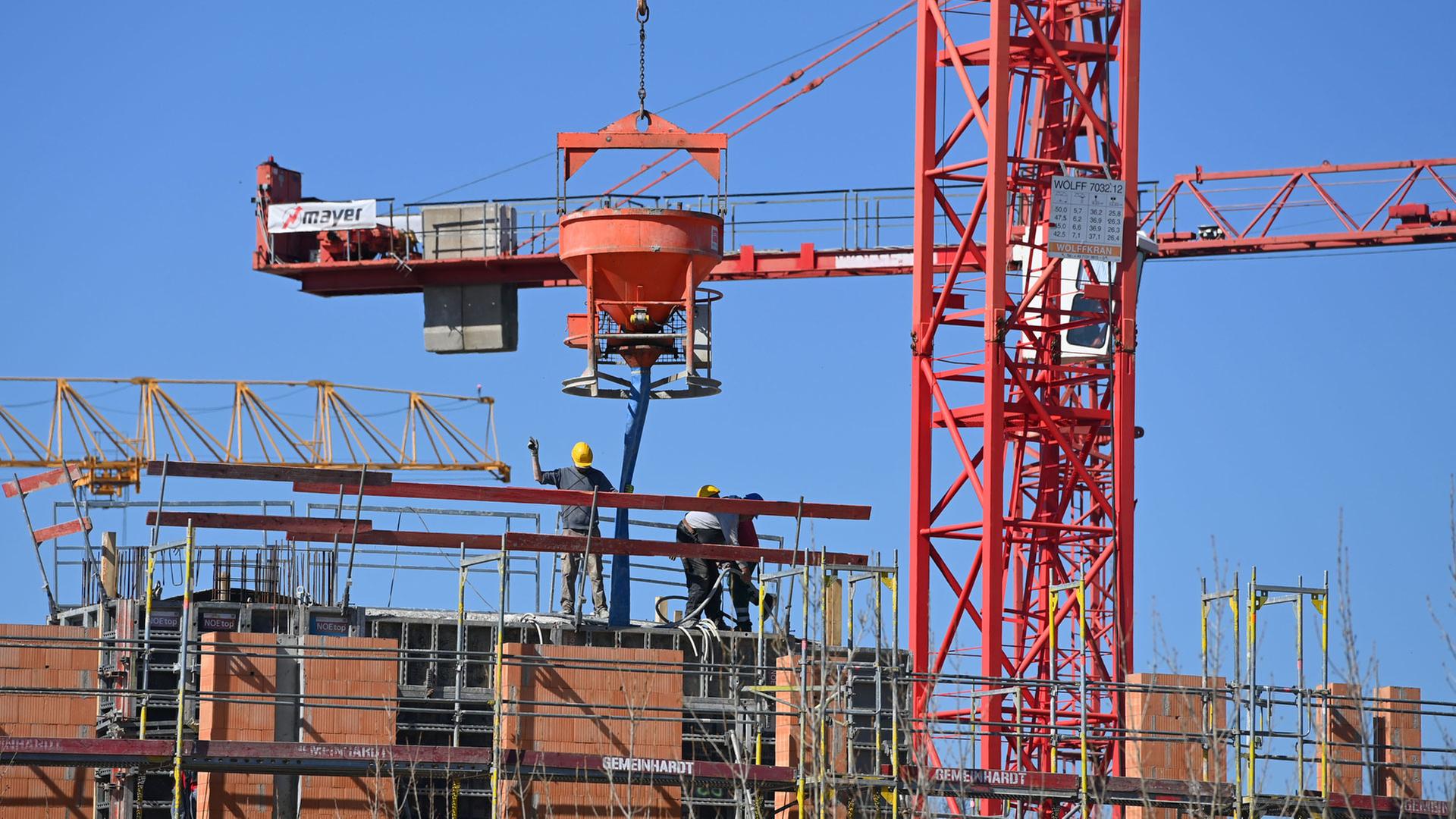 Bauarbeiter auf einer Grossbaustelle in München.  | picture alliance / SvenSimon