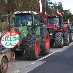 Polnische Landwirte blockieren die Autobahn A2.