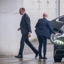 Friedrich Merz steigt vor dem Bundeskanzleramt in Berlin aus einem Auto.
