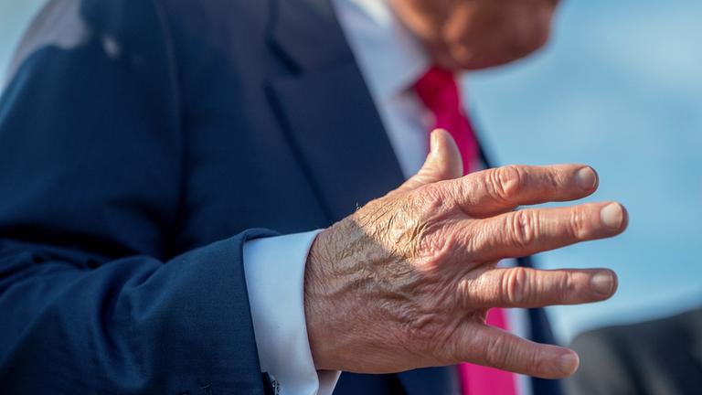 Make-up auf der Hand Donald Trumps