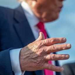 Make-up auf der Hand Donald Trumps