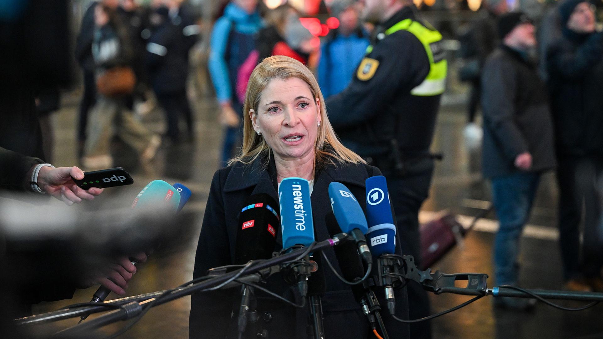 Evelyn Palla spricht zu Journalisten. | Soeren Stache/dpa