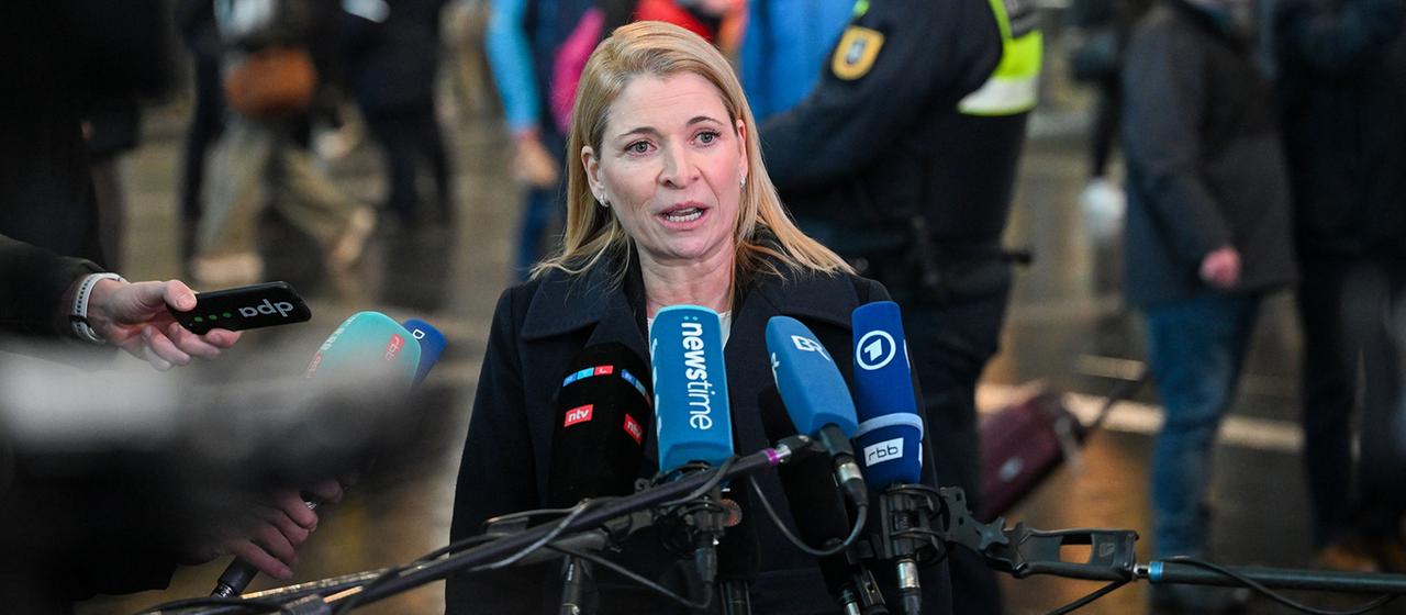 Evelyn Palla spricht zu Journalisten.