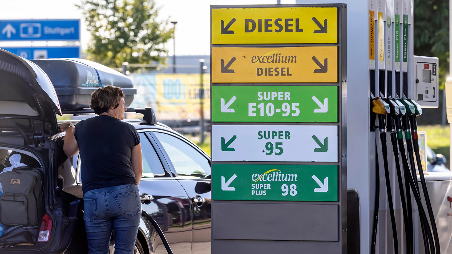 Absturz beim Ölpreis kommt nur langsam an den Tankstellen an