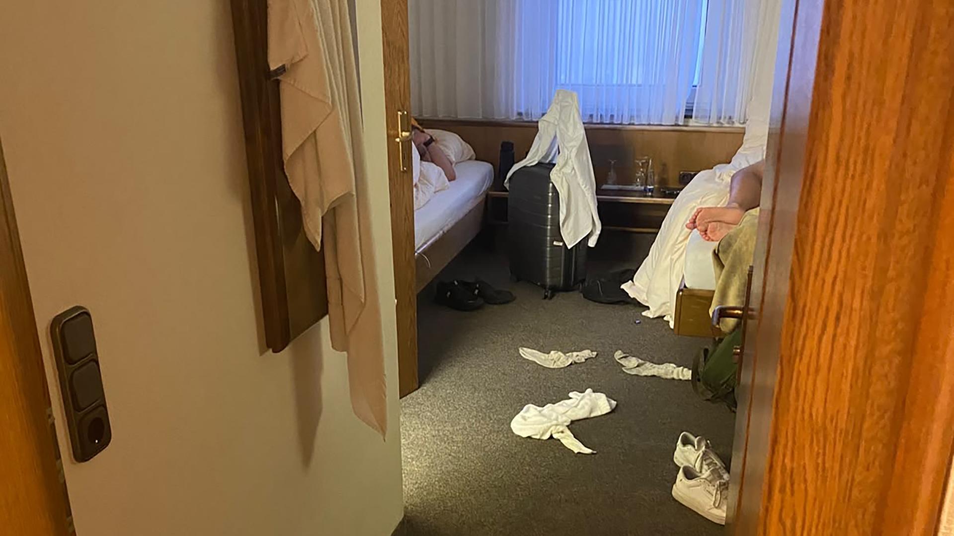 Das Hotelzimmer der Paderborner Gäste sieht verwüstet aus. | Hotel Brack München
