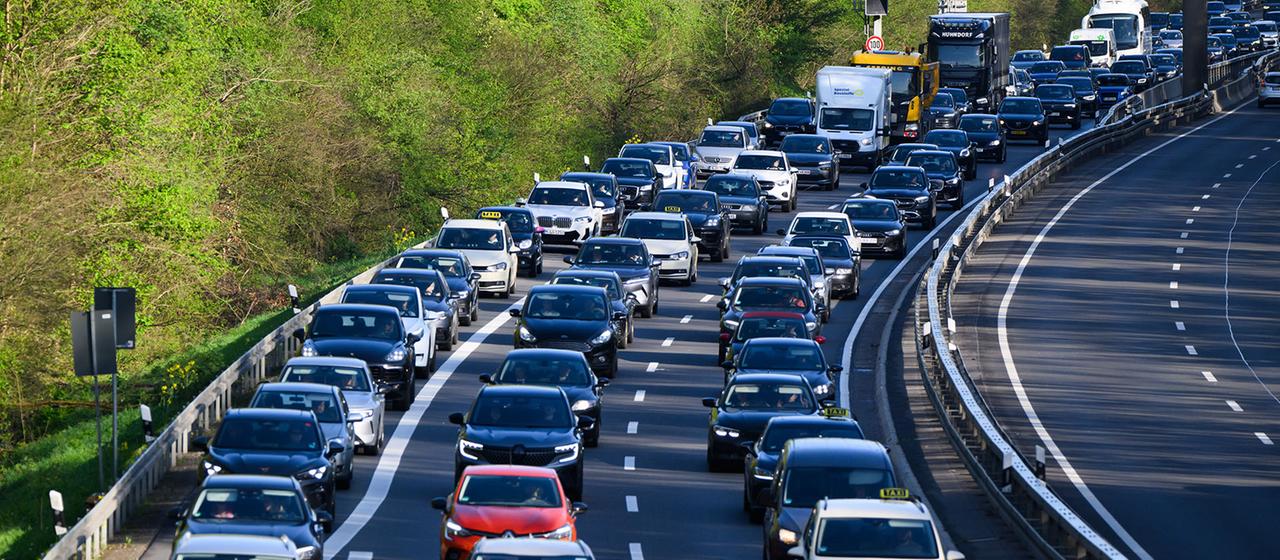 Autos stehen auf dem Messeschnellweg in Hannover im Stau.