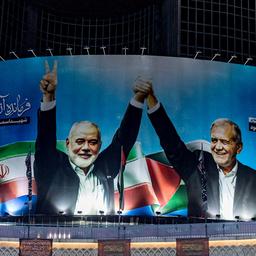 Ein Banner zeigt Ismail Hanija (links) zusammen mit Masud Peseschkian auf einem Platz in der iranischen Hauptstadt Teheran.