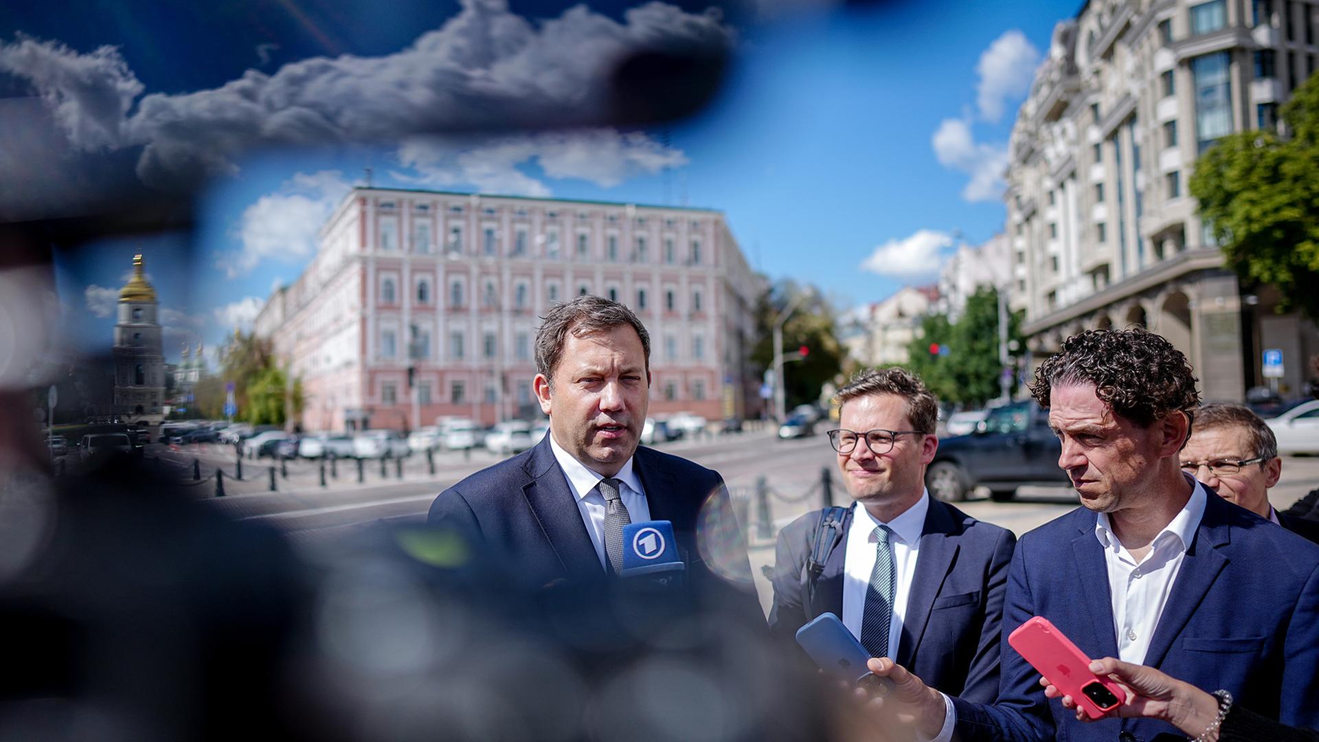 Lars Klingbeil gibt auf dem Michaelsplatz in Kiew eine Pressekonferenz. | dpa