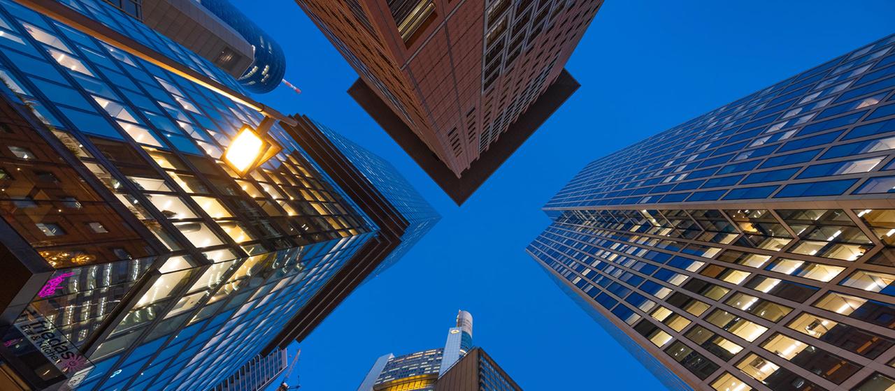 Frankfurter Hochhäuser und Bankentürme am Abend.