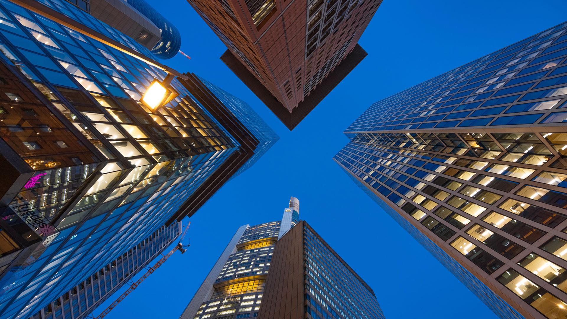 Frankfurter Hochhäuser und Bankentürme am Abend. | picture alliance/dpa