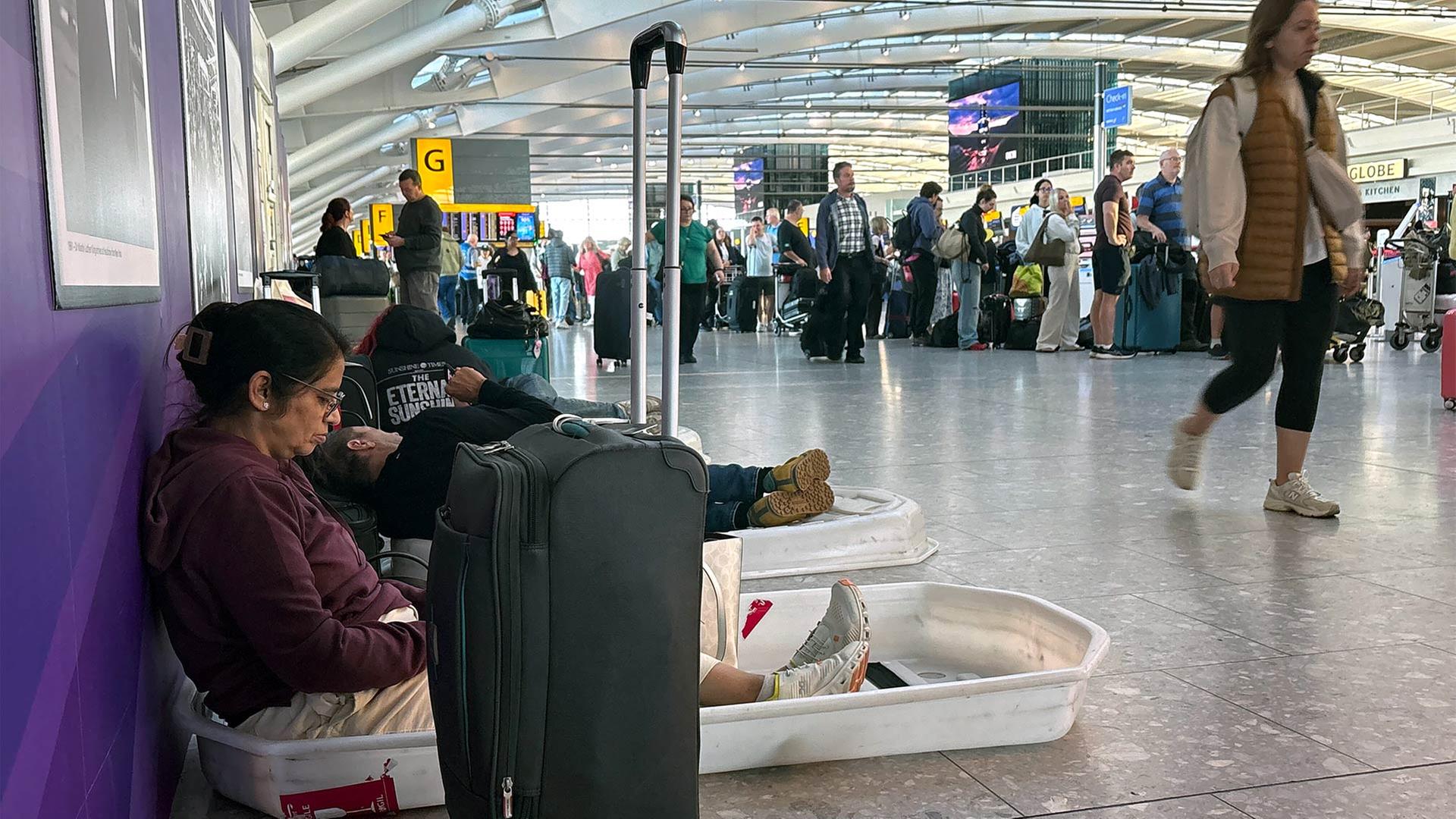 Passagiere am Flughafen London Heathrow während der Betriebsstörungen. | picture alliance/dpa/PA Wire