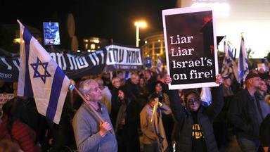 Eine Demonstration gegen israels Regierungschef Netanyahu und für die Freilassung von Geiseln in Tel Aviv