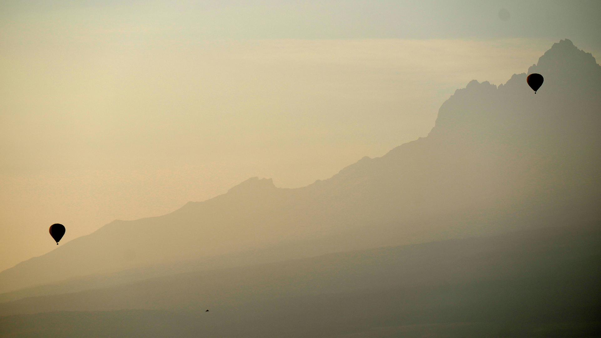HeiÃluftballons gleiten vor der Kulisse des Kilimandscharo, Afrikas hÃ¶chstem Berg, im Amboseli-Nationalpark in Kajiado (Kenia). | Brian Inganga/AP/dpa