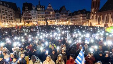 Demonstrierende halten bei der Kundgebung "Frankfurt steht auf für Demokratie" unzählige Lichter in die Höhe