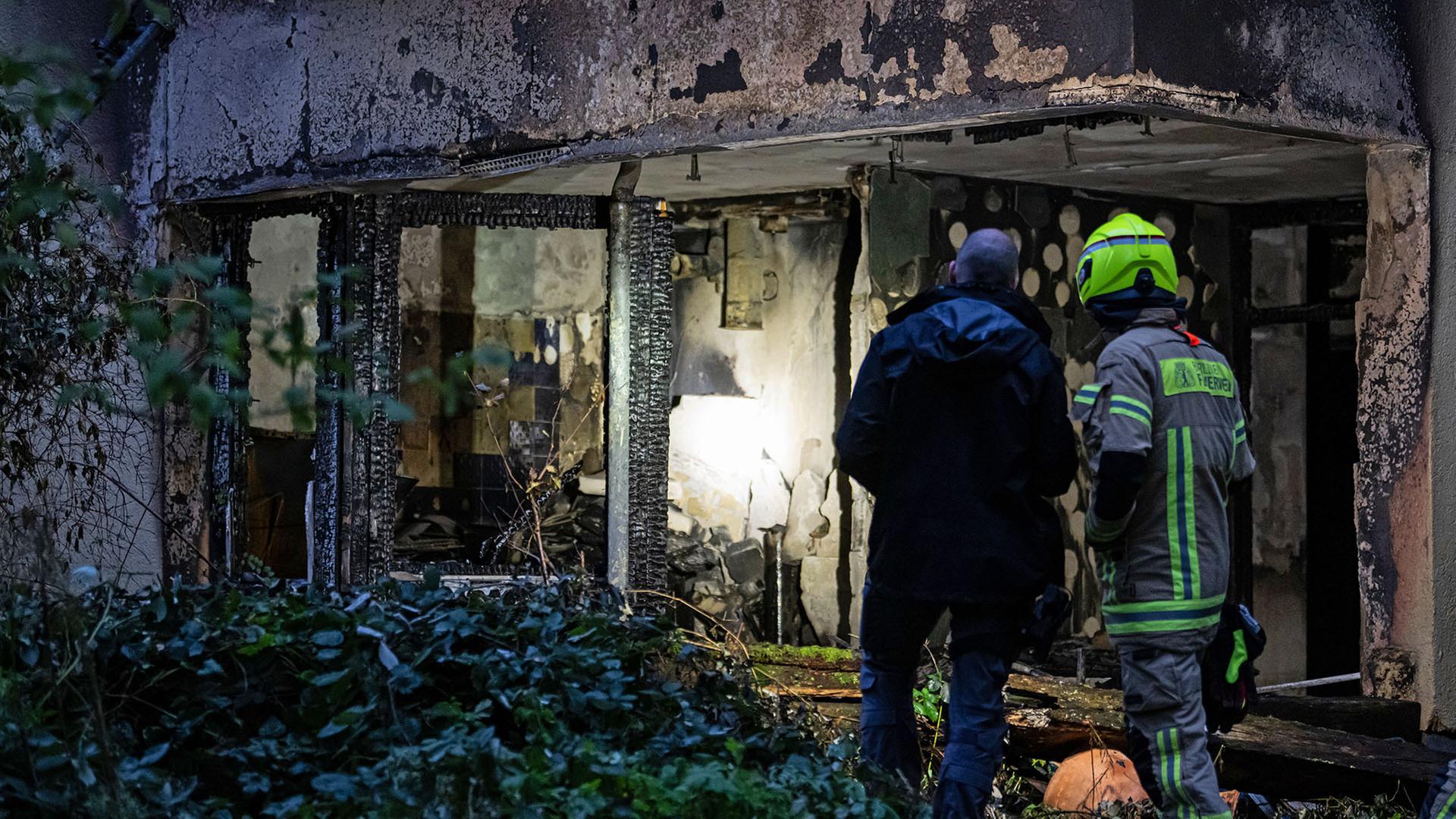 13.10.2025, Berlin: Einsatzkräfte der Feuerwehr stehen vor einer ausgebrannten Wohnung in Berlin-Neukölln.(Quelle:dpa/F.Sommer) | dpa/F.Sommer