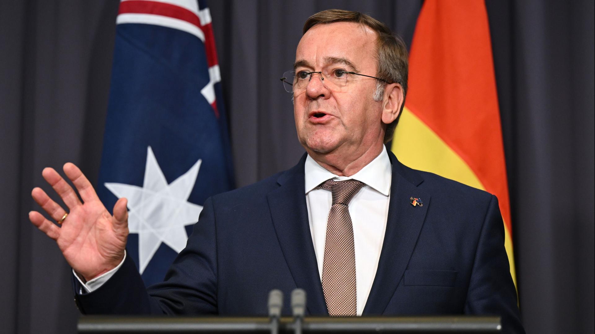 Verteidigungsminister Boris Pistorius spricht während einer Pressekonferenz in Canberra (Australien). | AP
