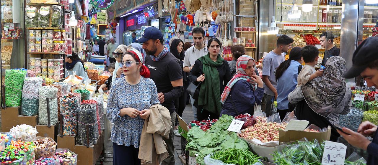 Iraner kaufen auf einem Basar im Norden Teherans ein.