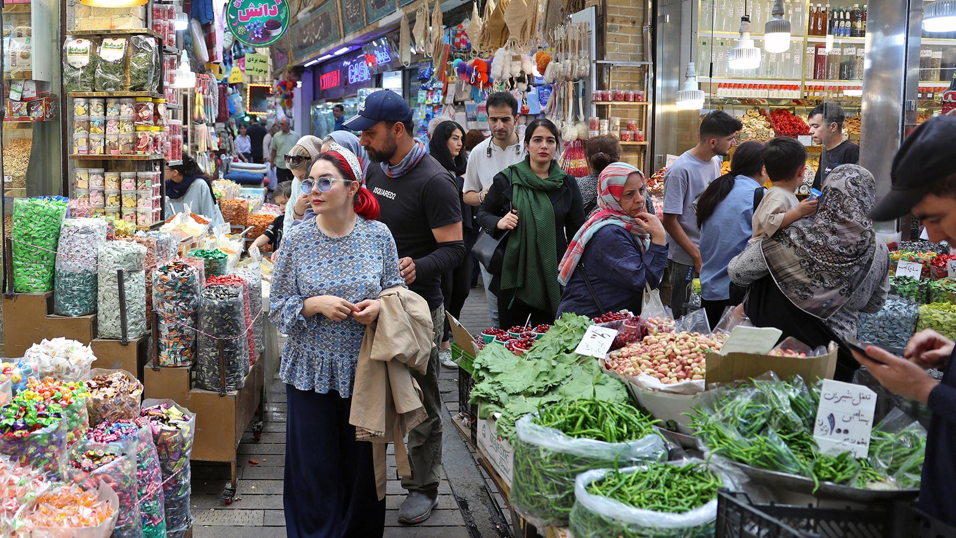 Iraner kaufen auf einem Basar im Norden Teherans ein. | EPA