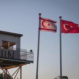 Neben einem verlassenen Kontrollpunkt in Lefkosa (Nikosia) wehen die Flaggen der Türkei und der Türkischen Republik Nordzypern.