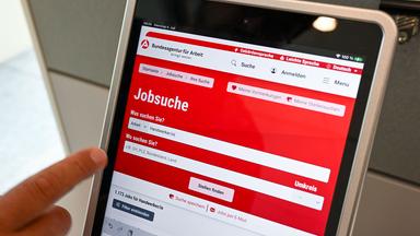 Ein Tablet im ermöglicht im "digitalen Foyer" vom Jobcenter Berlin Charlottenburg-Wilmersdorf die Jobsuche. 