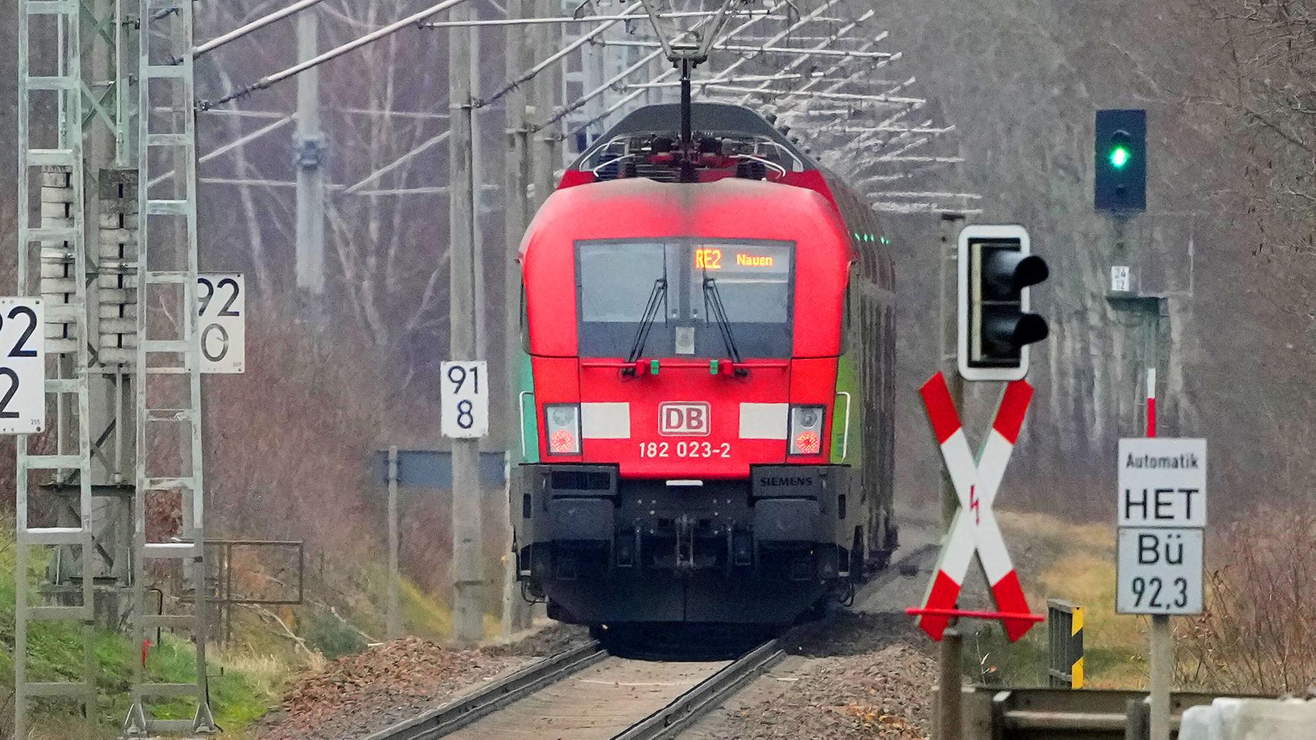 Der Regionalexpress RE2 mit Fahrtziel Nauen fährt aus Richtung Cottbus kommend aus den Bahnhof Raddusch aus (Quelle: picture alliance/dpa/S.Stache) | picture alliance/dpa/S.Stache