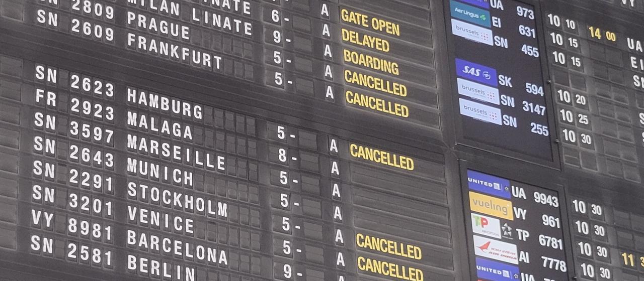 Die Anzeigetafel für die Abflüge mit einigen verspäteten oder gestrichenen Flügen am Flughafen Brüssel-Zaventem (Archivbild vom 05.11.2025)
