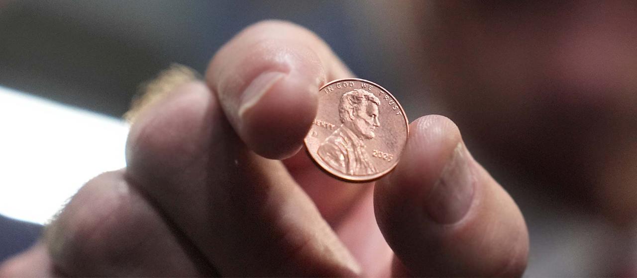 US-Schatzmeister Brandon Beach hält einen der letzten in der US-Münzanstalt gepressten Pennies. 