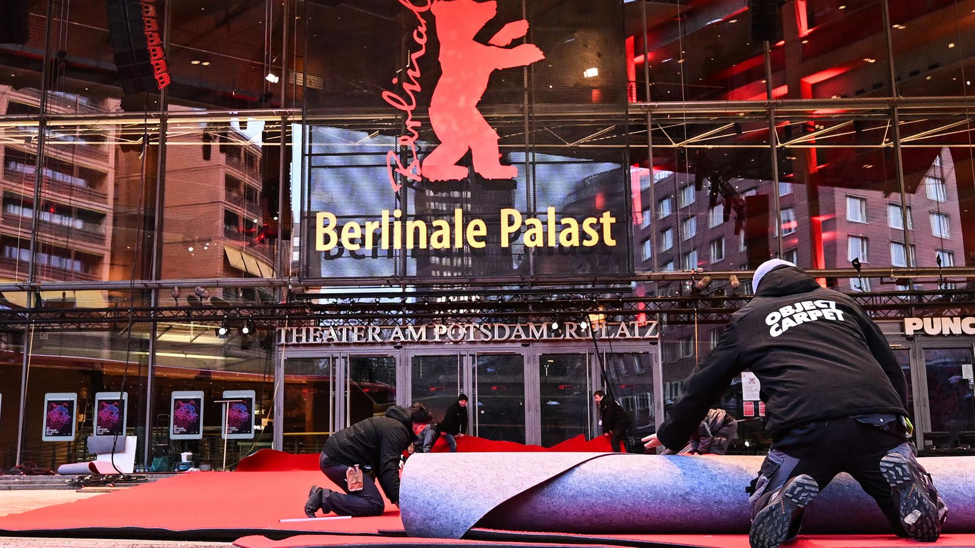 Der rote Teppich wird vor Beginn der 76. Berlinale am Berlinale-Palast ausgerollt. | Britta Pedersen/dpa