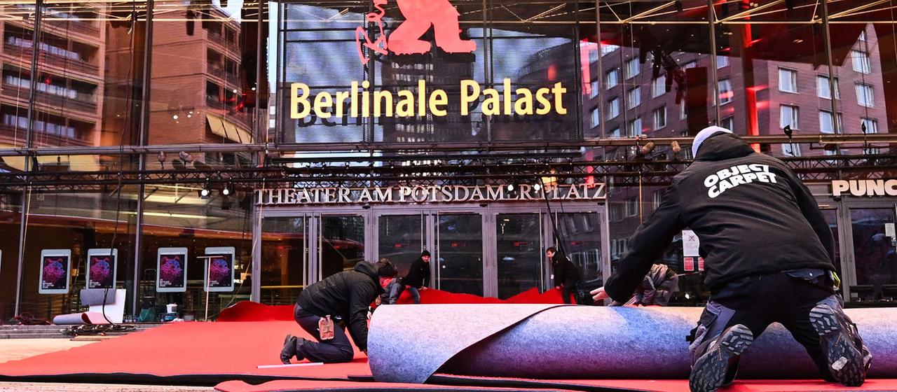 Der rote Teppich wird vor Beginn der 76. Berlinale am Berlinale-Palast ausgerollt.