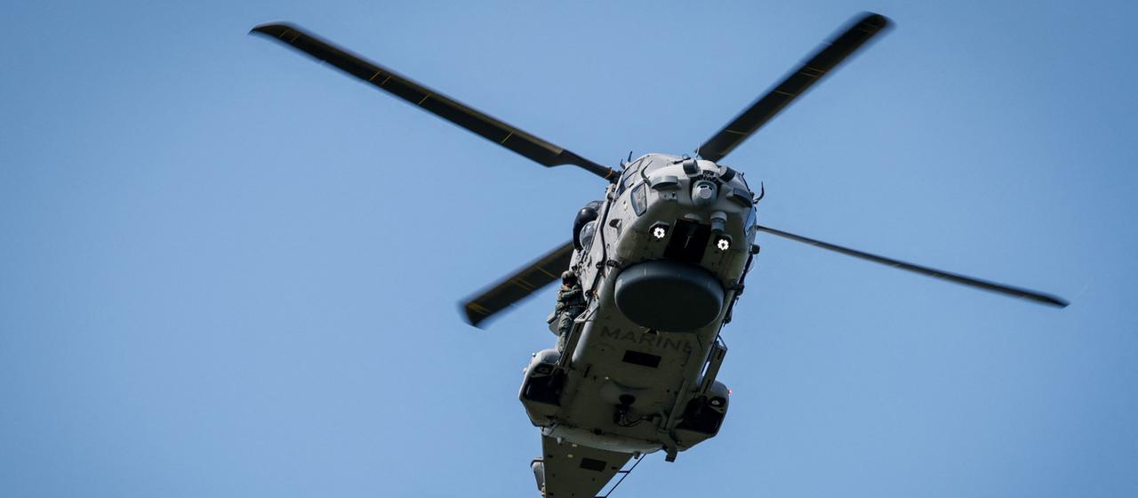 Ein Helikopter der Bundeswehr fliegt am "Tag der Bundeswehr" in Garlstedt.