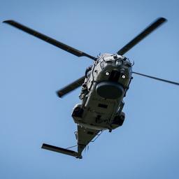 Ein Helikopter der Bundeswehr fliegt am "Tag der Bundeswehr" in Garlstedt.