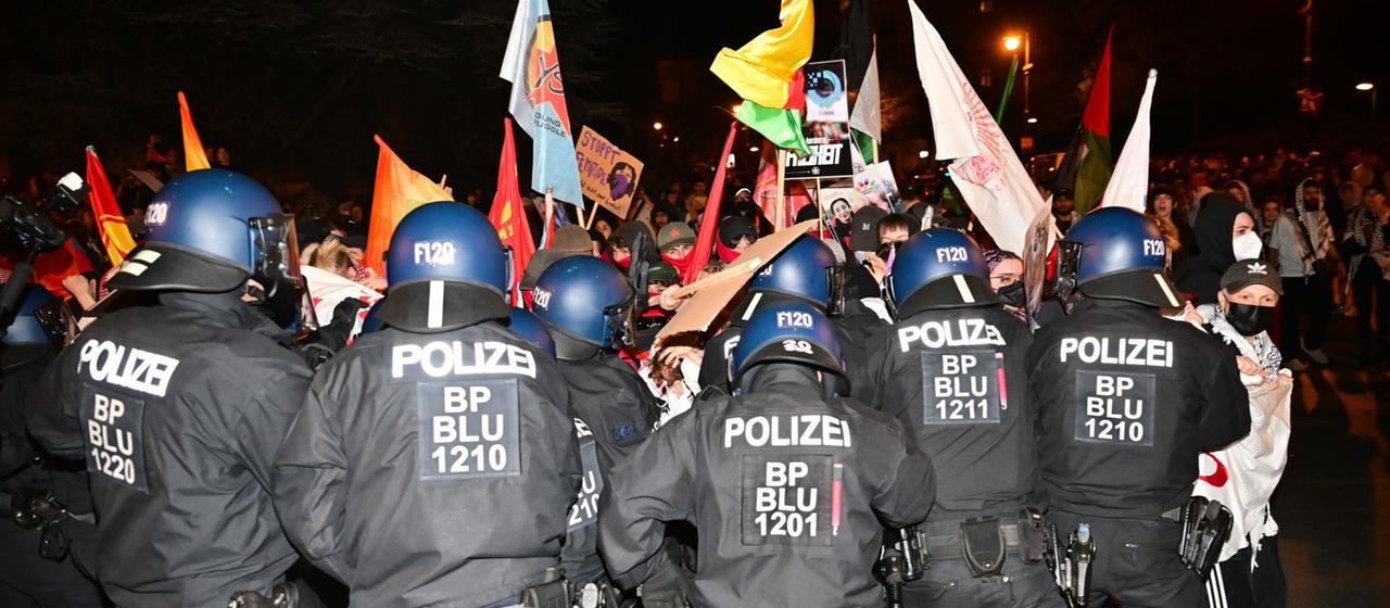 Polizeibeamte und Teilnehmer der Demonstration "Revolutionärer 1. Mai - Freiheit. Frieden. Solidarität. in Berlin