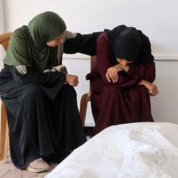 Angehörige sitzen neben einem Leichensack im Nasser-Krankenhauses in Chan Junis im südlichen Gazastreifen.