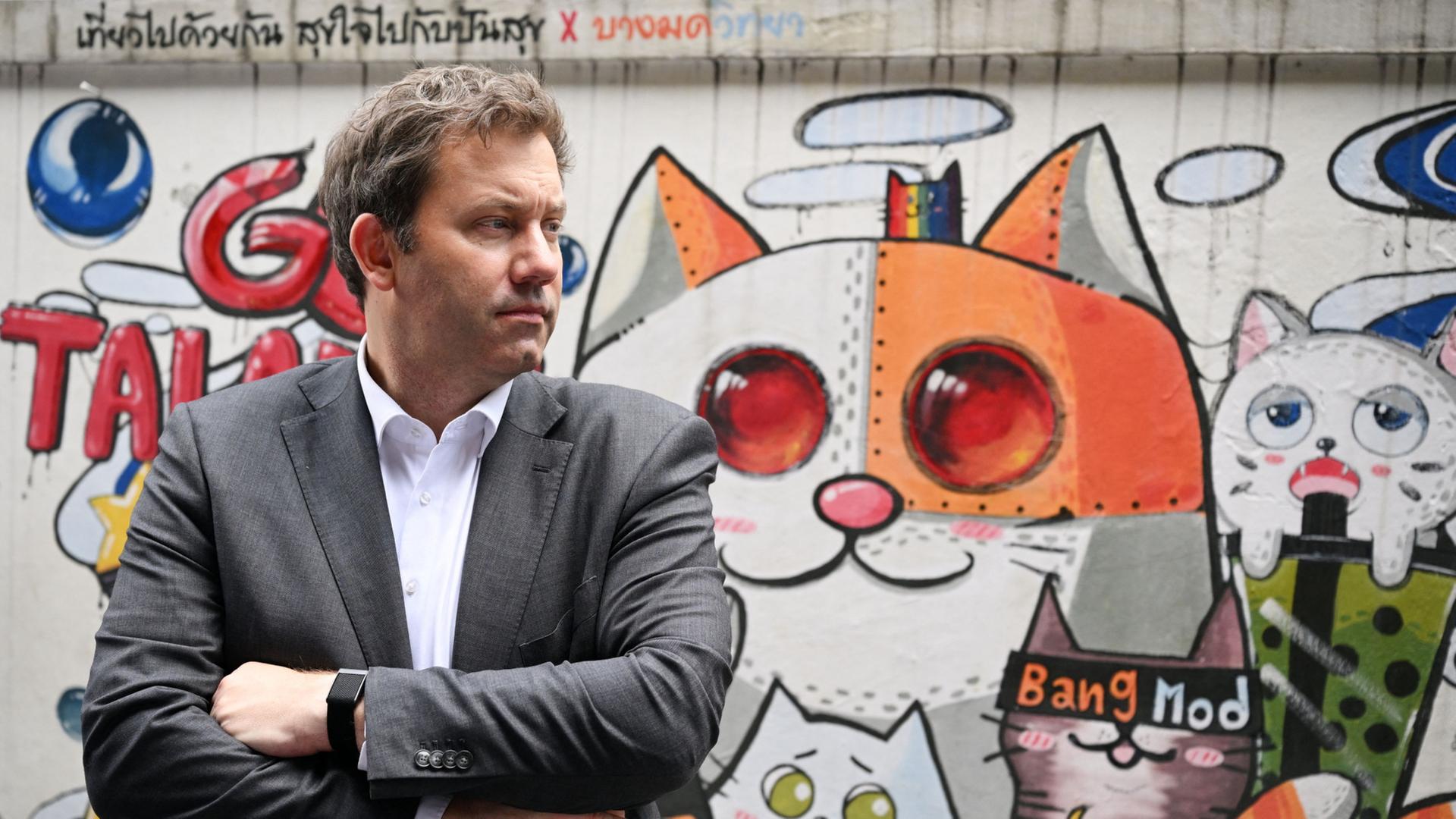 Lars Klingbeil steht vor einem Katzen-Graffiti. | Soeren Stache/dpa