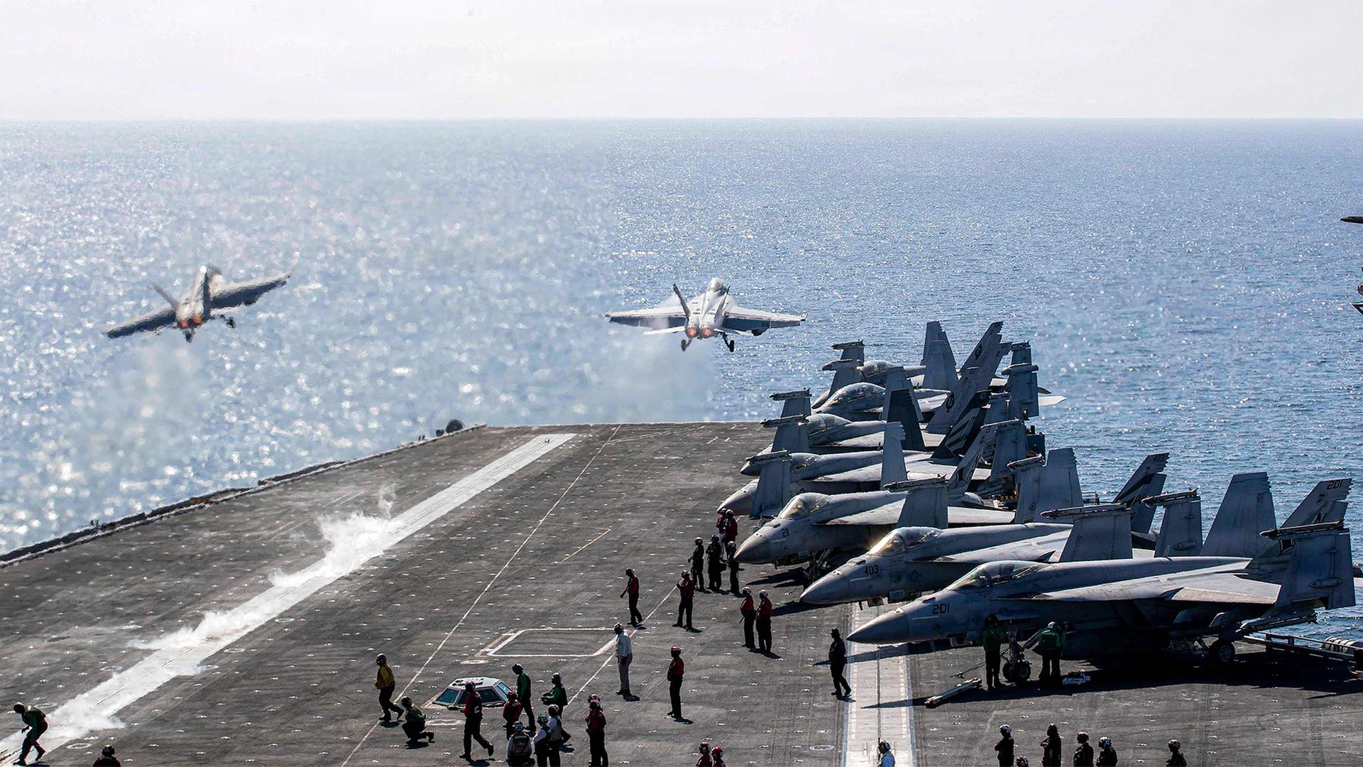 Vom US Central Command Public Affairs ver�ffentlichte Foto der US Navy zeigt zwei F/A-18 Super Hornets die vom Flugdeck des Flugzeugtr�gers der Nimitz-Klasse USS Abraham Lincoln starten. | AFP PHOTO /  US NAVY and US CENTRAL COMMAND / HANDOUT