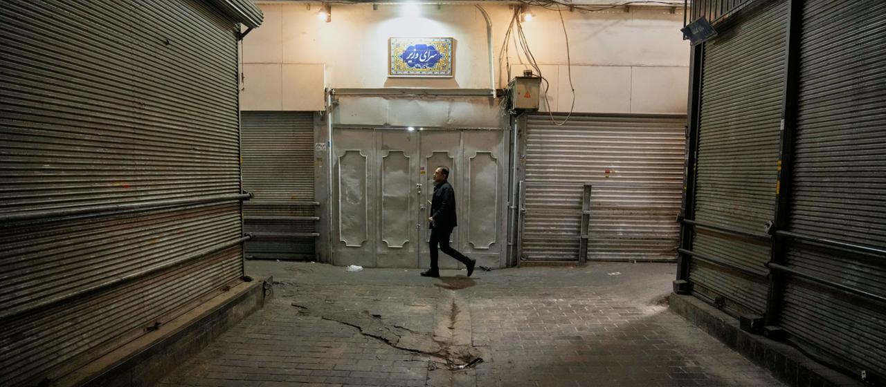 Ein Mann geht an geschlossenen Geschäften im fast leeren Basar Tajrish im Norden Teherans, Iran, vorbei.